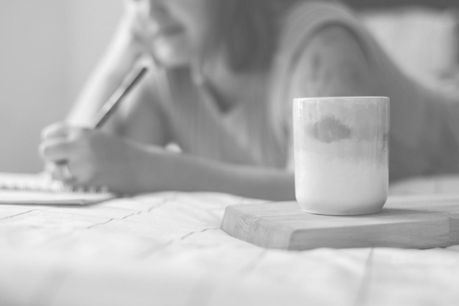 Environnement de travail moderne avec outils d'analyse financière avancés